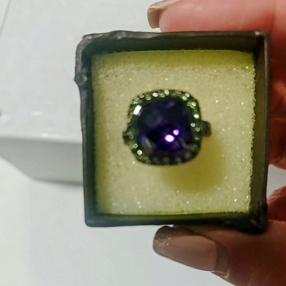 unbranded Jewelry - Gunmetal Ring With Central Amethist Surrounded By Prasiolites